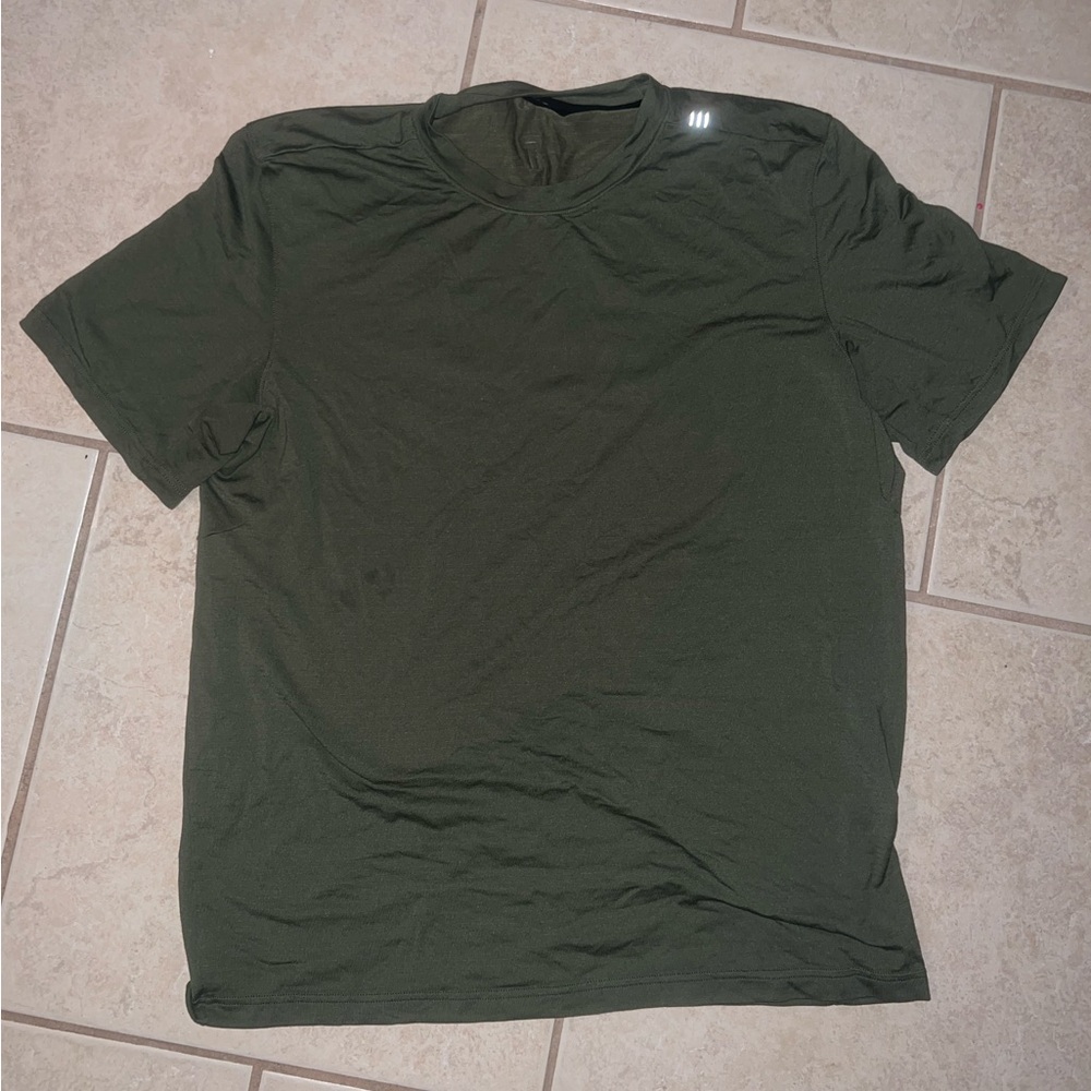 Lululemon license to train men’s shirt dark green
